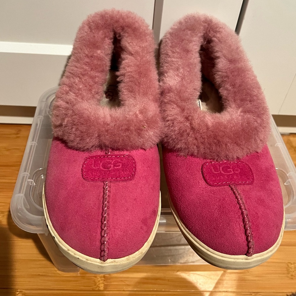 UGG Rylan Fuchsia Pink Suede Slippers Sheepskin Rubber Soles Size 6 (36) Womens